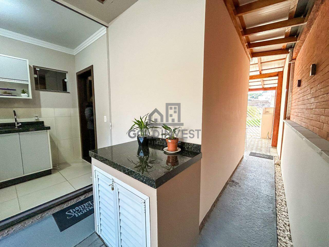 Casa à venda no Dom Joaquim: Acesso garagem para os fundos