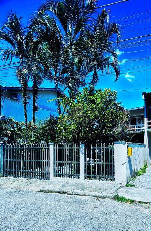 Casa à venda no Guarani: portão automático 