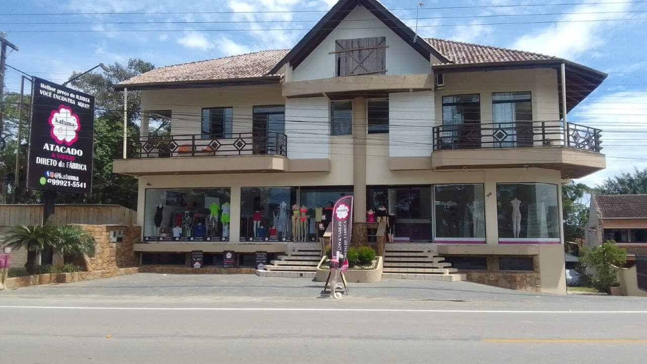 Casa com sala comercial e galpão em Ilhota 