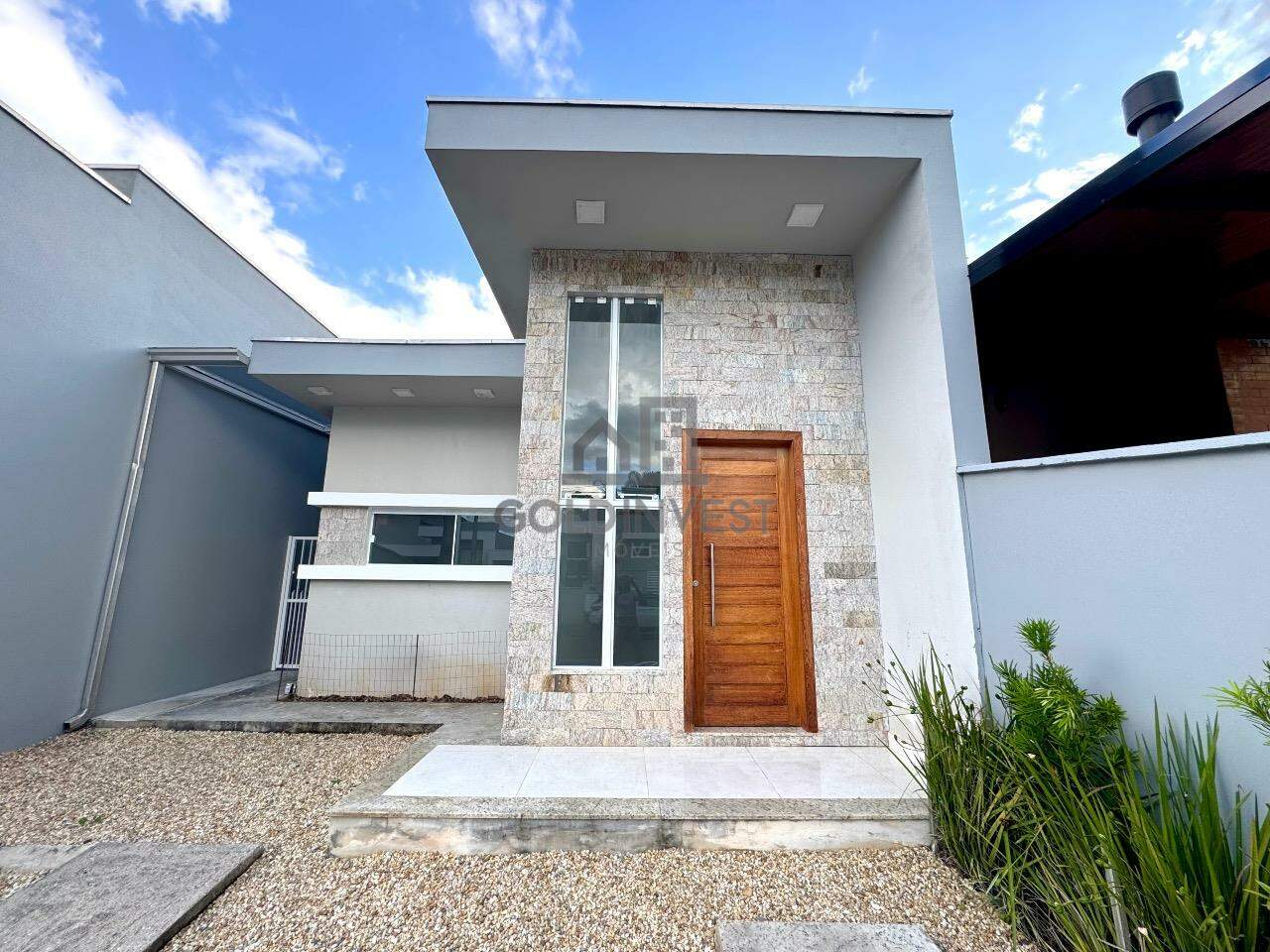 Casa baixa com 3 quartos, sendo 1 suíte, no Bairro Águas Claras