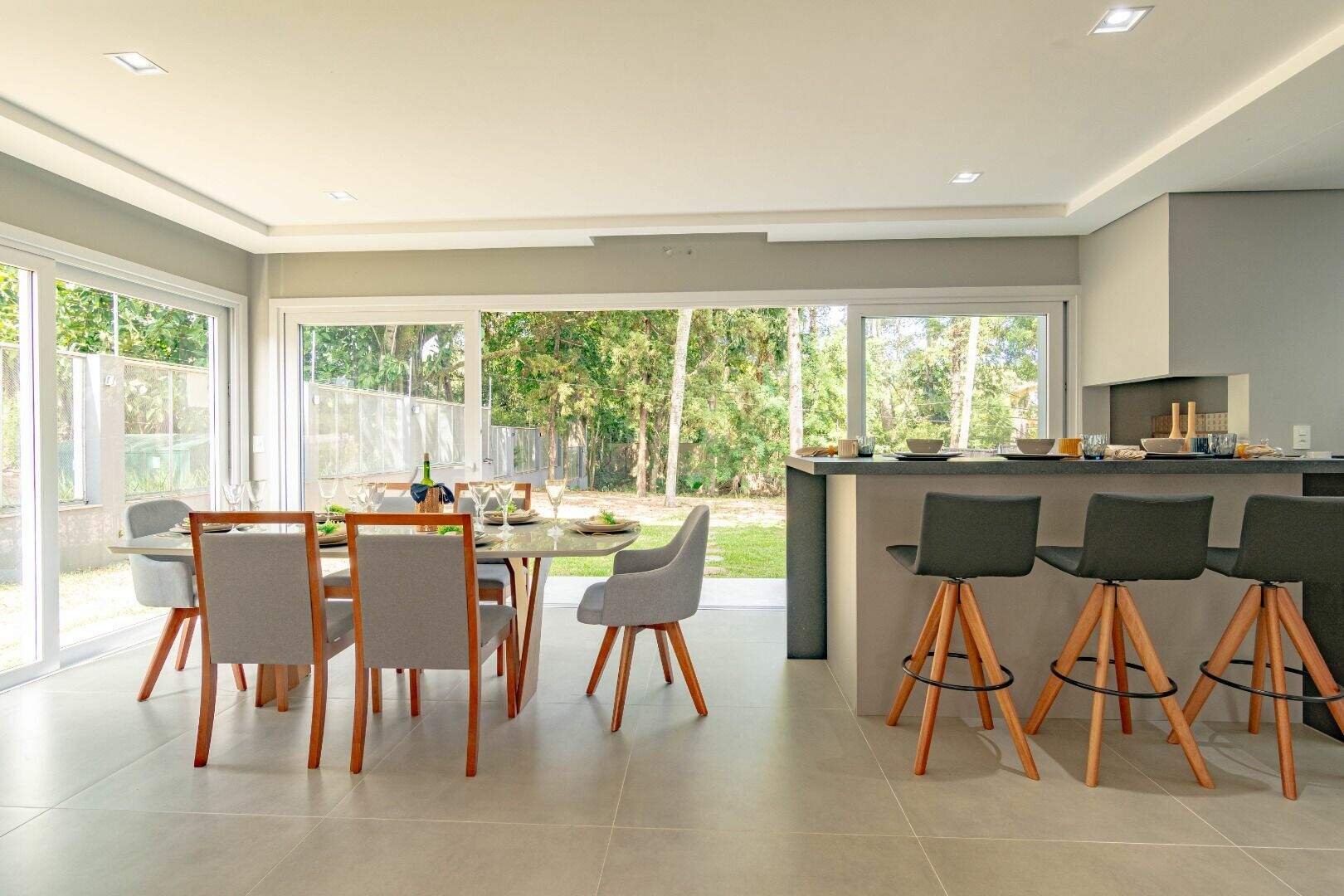 Casa com 3 quartos para aluguel, 310m² - Pedra Redonda - Porto Alegre: 
