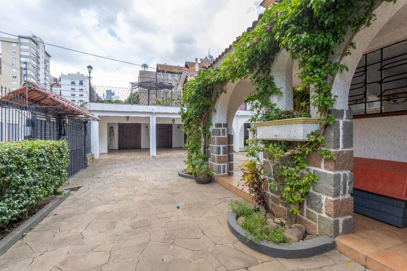Casa com 3 quartos para aluguel, 750m² - Petrópolis - Porto Alegre: 