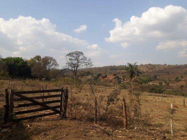 Terreno à venda no Araças: 