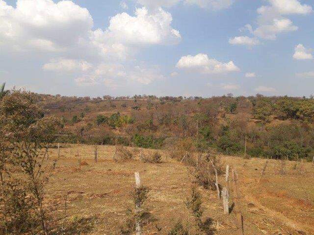 Terreno à venda no Araças: 
