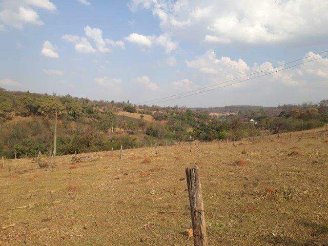 Terreno à venda no Araças: 
