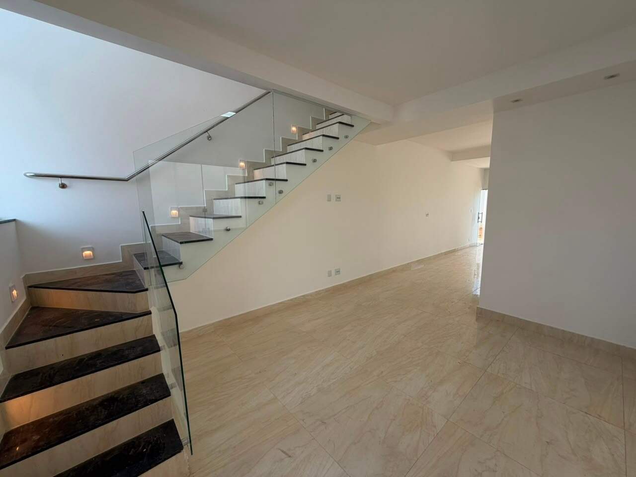 Casa de 2 pavimentos à venda no Vesper Triângulo: 