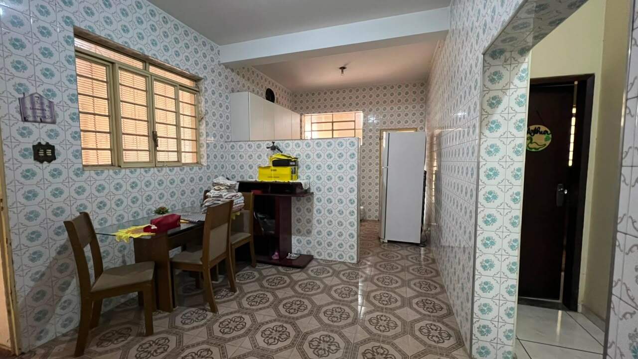 Casa de 2 pavimentos à venda no Centro: 