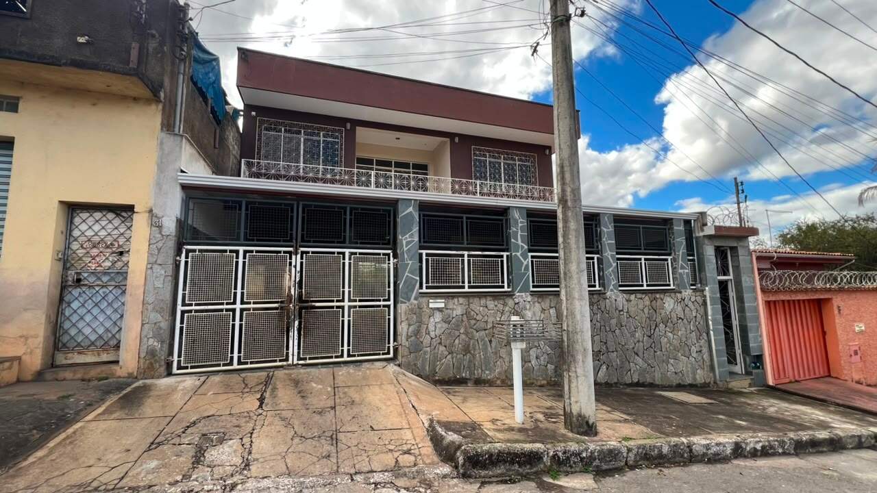 Casa de 2 pavimentos à venda no Centro: 