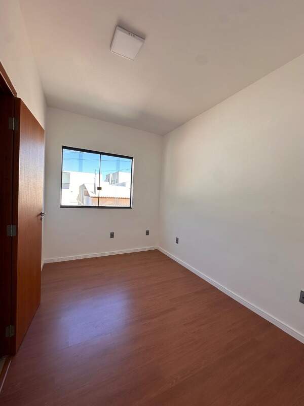 Casa de 2 pavimentos à venda no HIBISCOS: QUARTO C/ SUÍTE