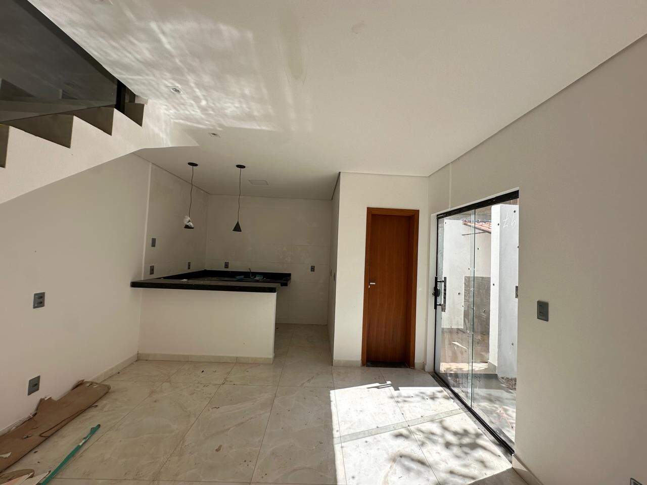Casa de 2 pavimentos à venda no HIBISCOS: COZINHA