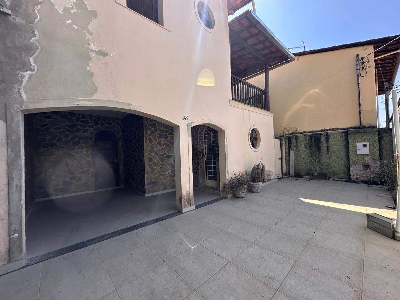 Casa de 2 pavimentos à venda no Magalhães: 