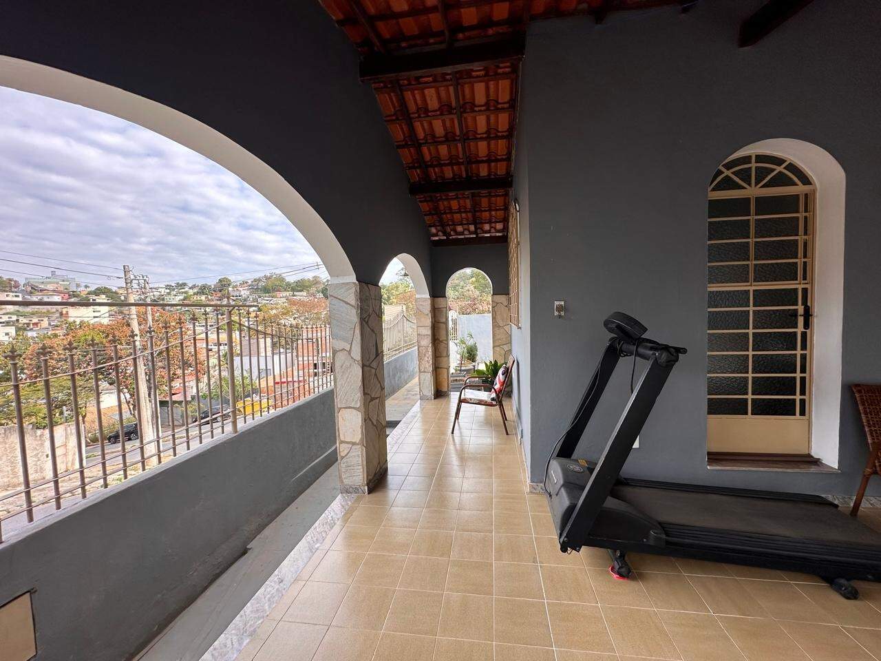 Casa à venda no Roberto Belisario: Varanda 