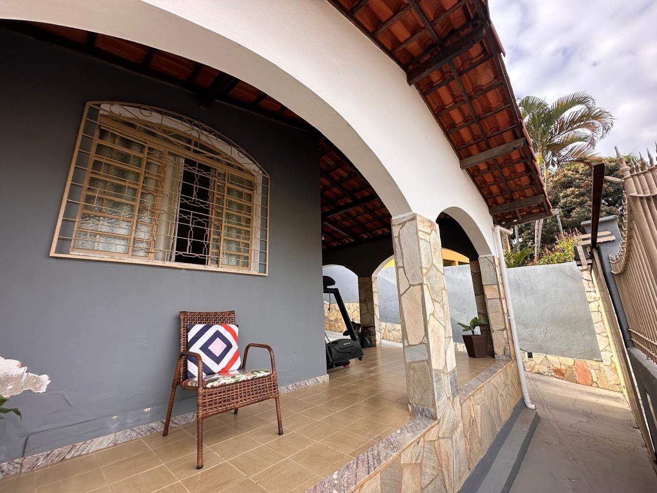 Casa à venda no Roberto Belisario: varanda frente 