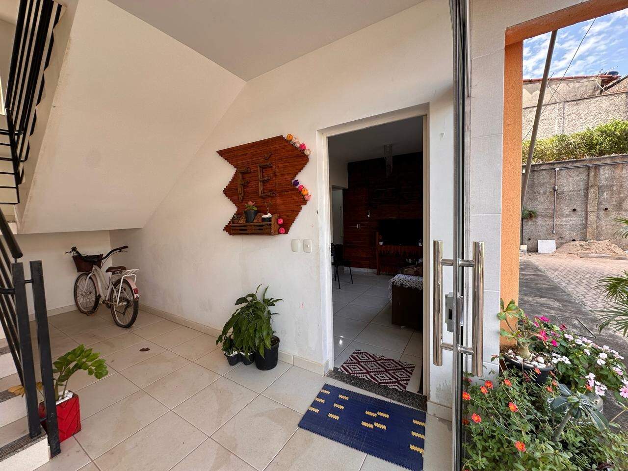 Apartamento à venda no Novo Campinho: Porta frente 