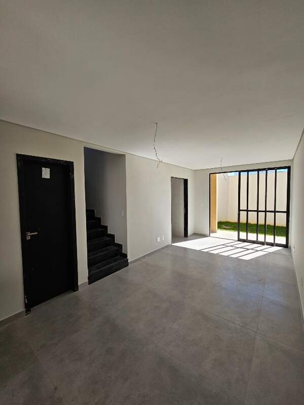 Casa à venda com 4 quartos, 123m² - Foto 2