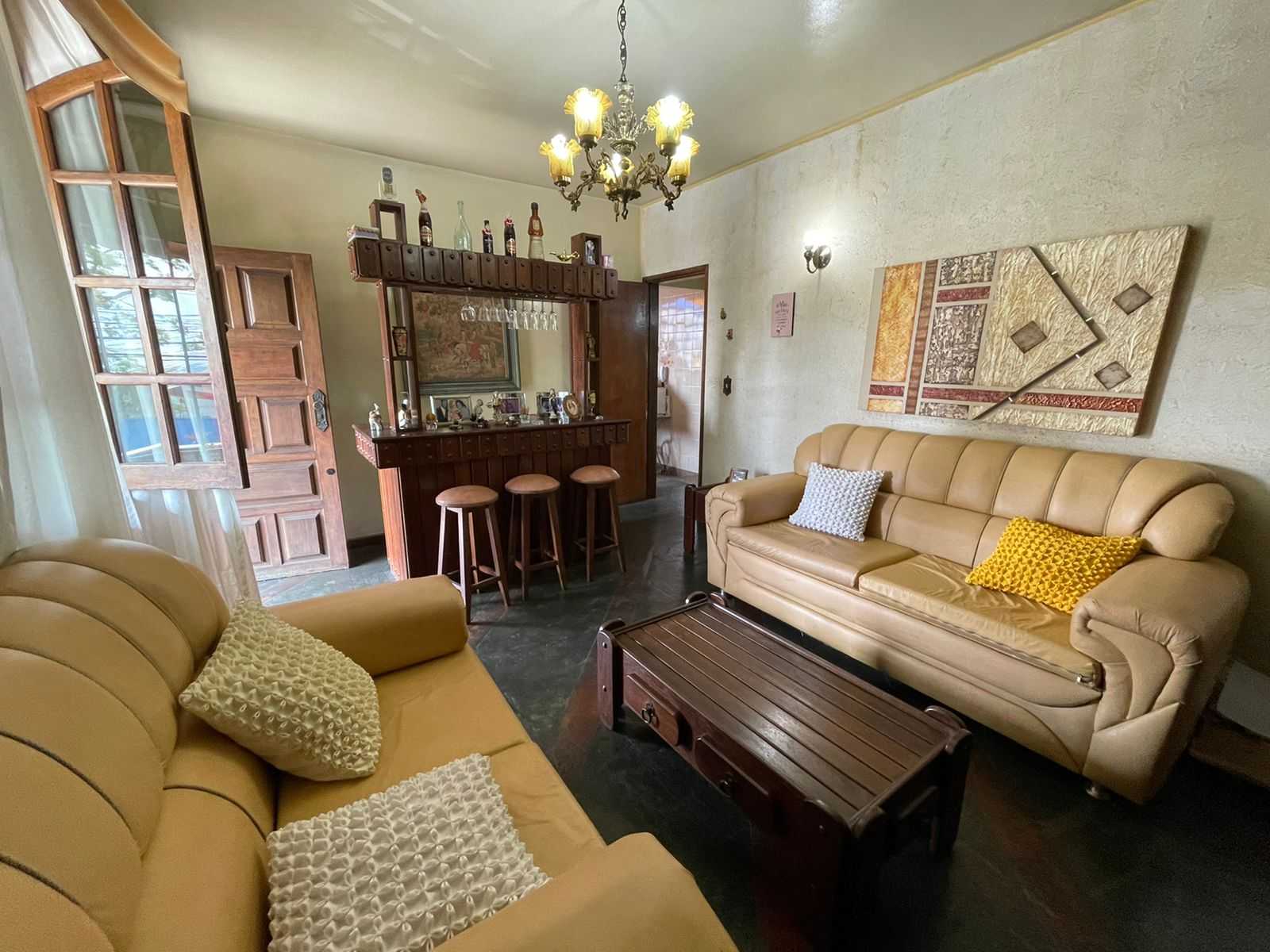 Casa à venda com 4 quartos, 180m² - Foto 1