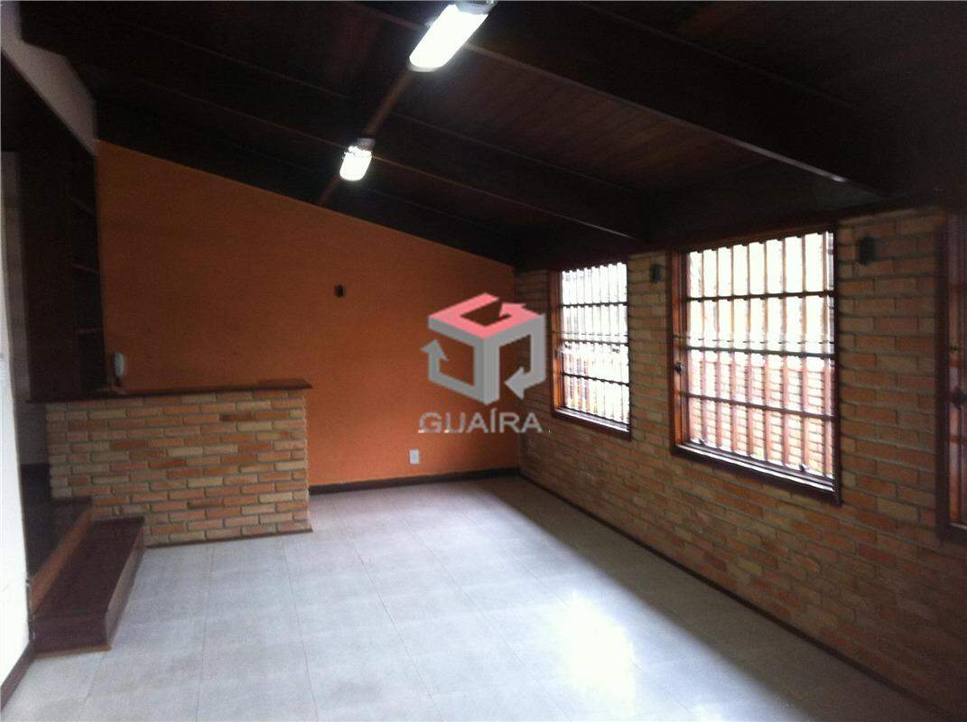 Casa para alugar com 3 quartos, 220m² - Foto 1