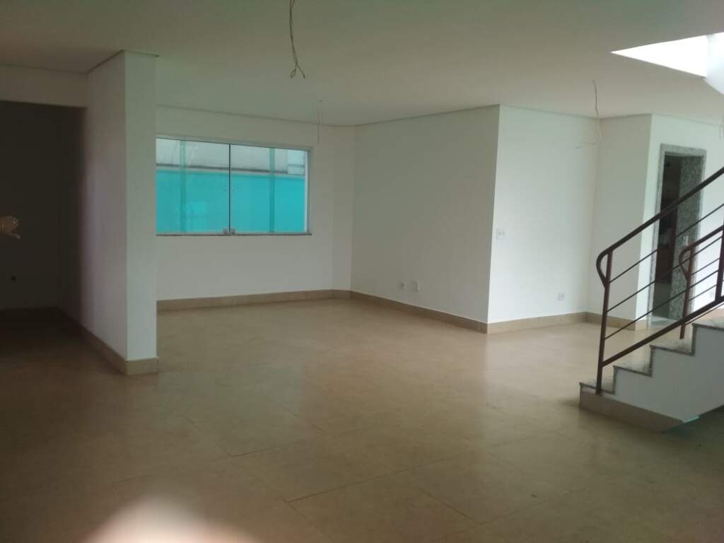 Sobrado à venda com 5 quartos, 330m² - Foto 1