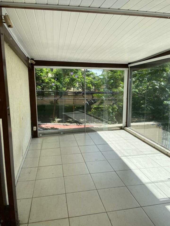 Sobrado à venda com 6 quartos, 260m² - Foto 1