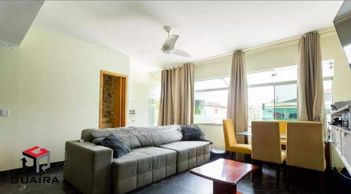 Casa à venda com 3 quartos, 212m² - Foto 1
