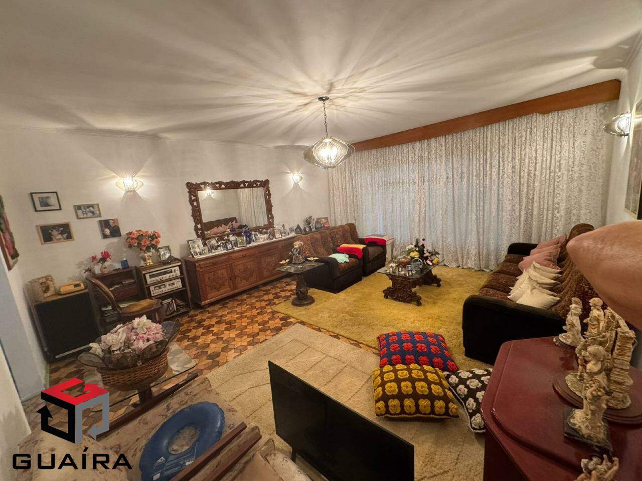 Casa à venda com 3 quartos, 218m² - Foto 1