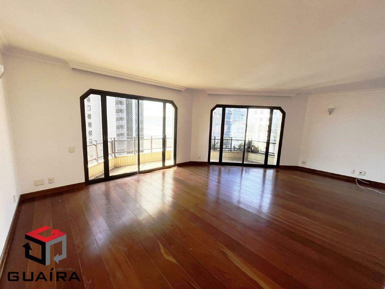 Apartamento para alugar com 4 quartos, 240m² - Foto 1