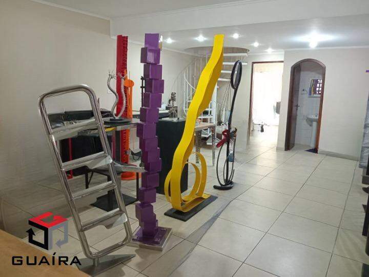 Sobrado para alugar com 2 quartos, 200m² - Foto 1