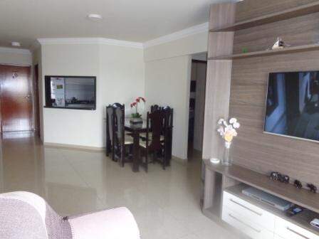 Apartamento à venda com 2 quartos, 70m² - Foto 2