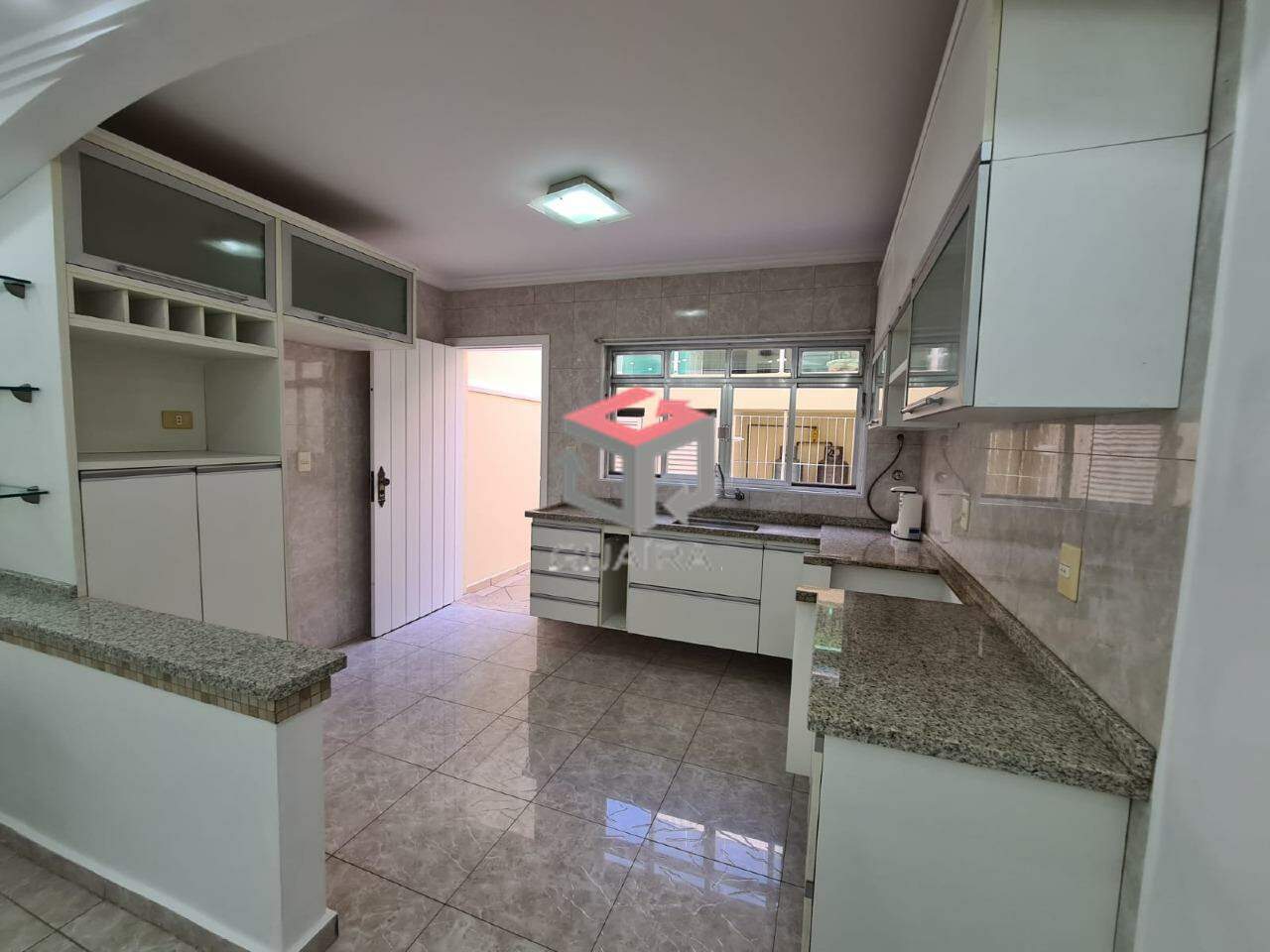 Sobrado à venda com 3 quartos, 246m² - Foto 1