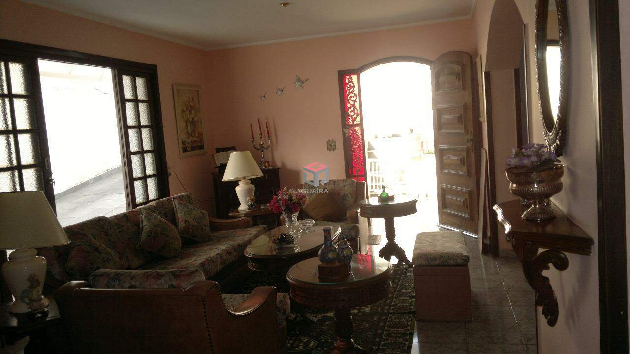 Sobrado à venda com 6 quartos, 248m² - Foto 1