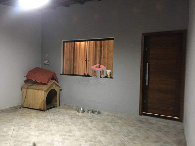 Casa à venda com 2 quartos, 90m² - Foto 1