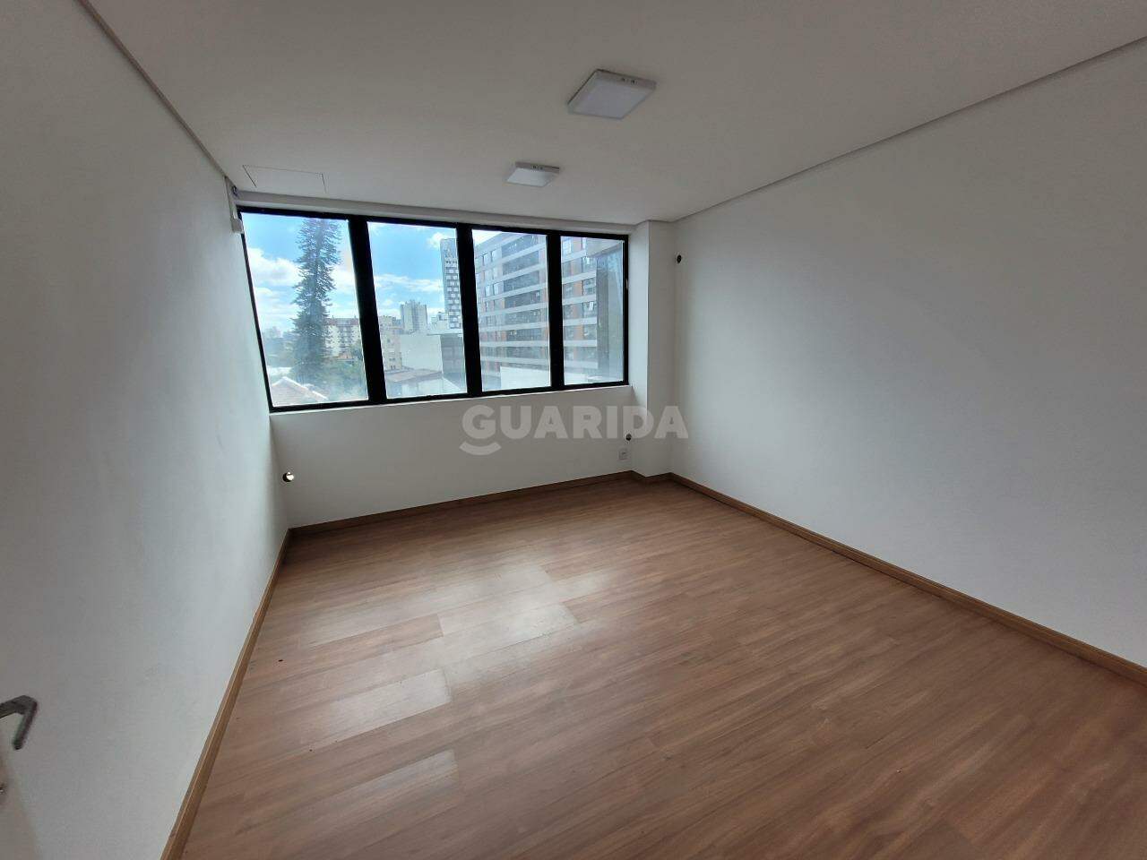 consultorio sala conjunto para alugar em Avenida Érico Veríssimo, 624 - foto 2