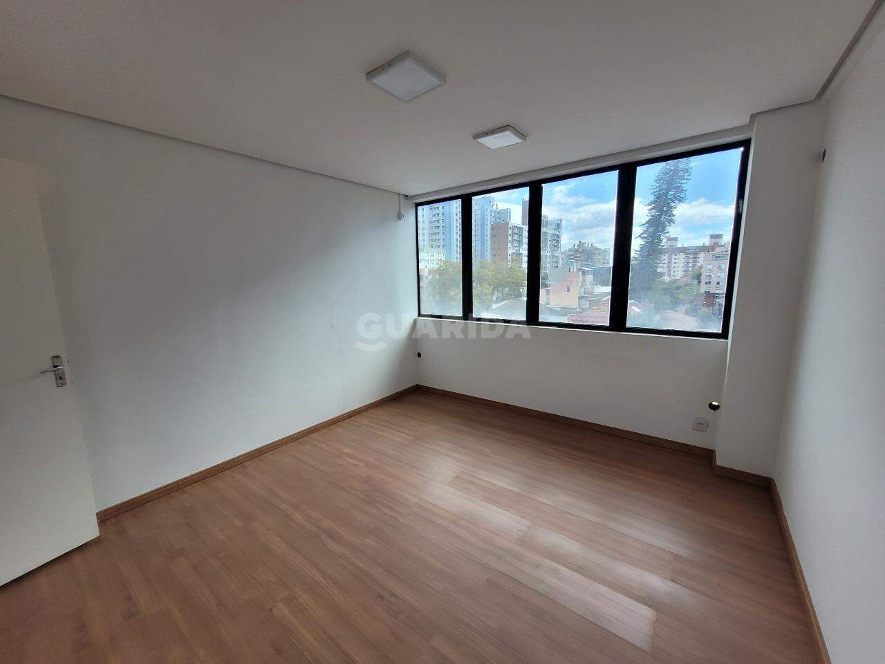 consultorio sala conjunto para alugar em Avenida Érico Veríssimo, 624 - foto 4