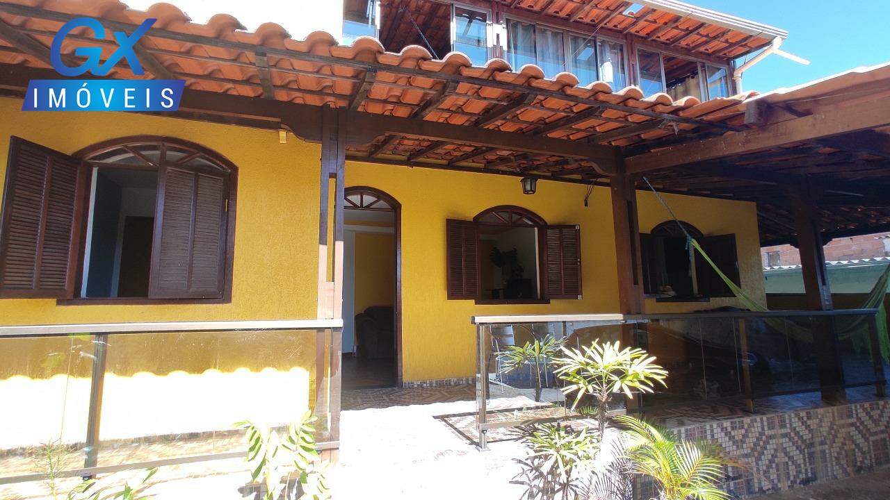 Casa à venda com 6 quartos, 200m² - Foto 1