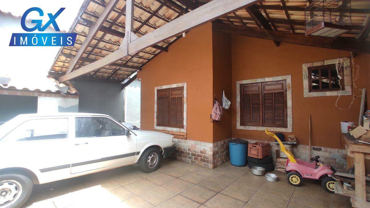 Casa à venda com 4 quartos, 300m² - Foto 1