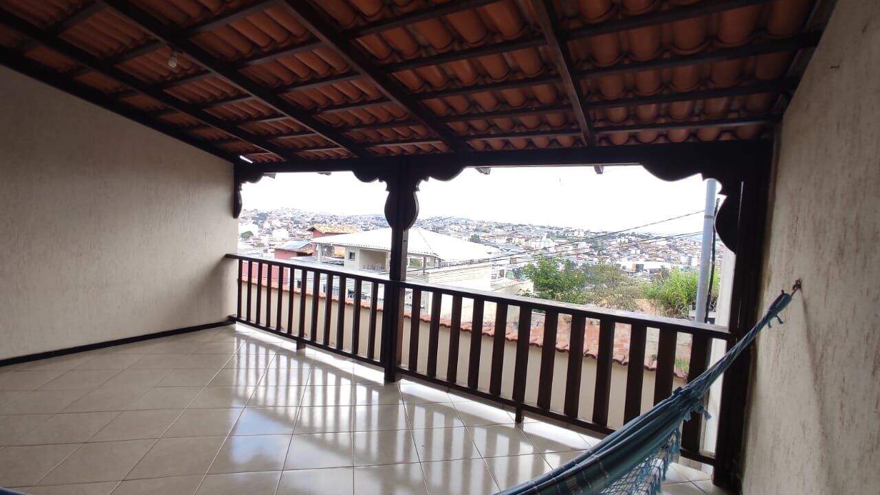 Casa à venda com 3 quartos, 360m² - Foto 2