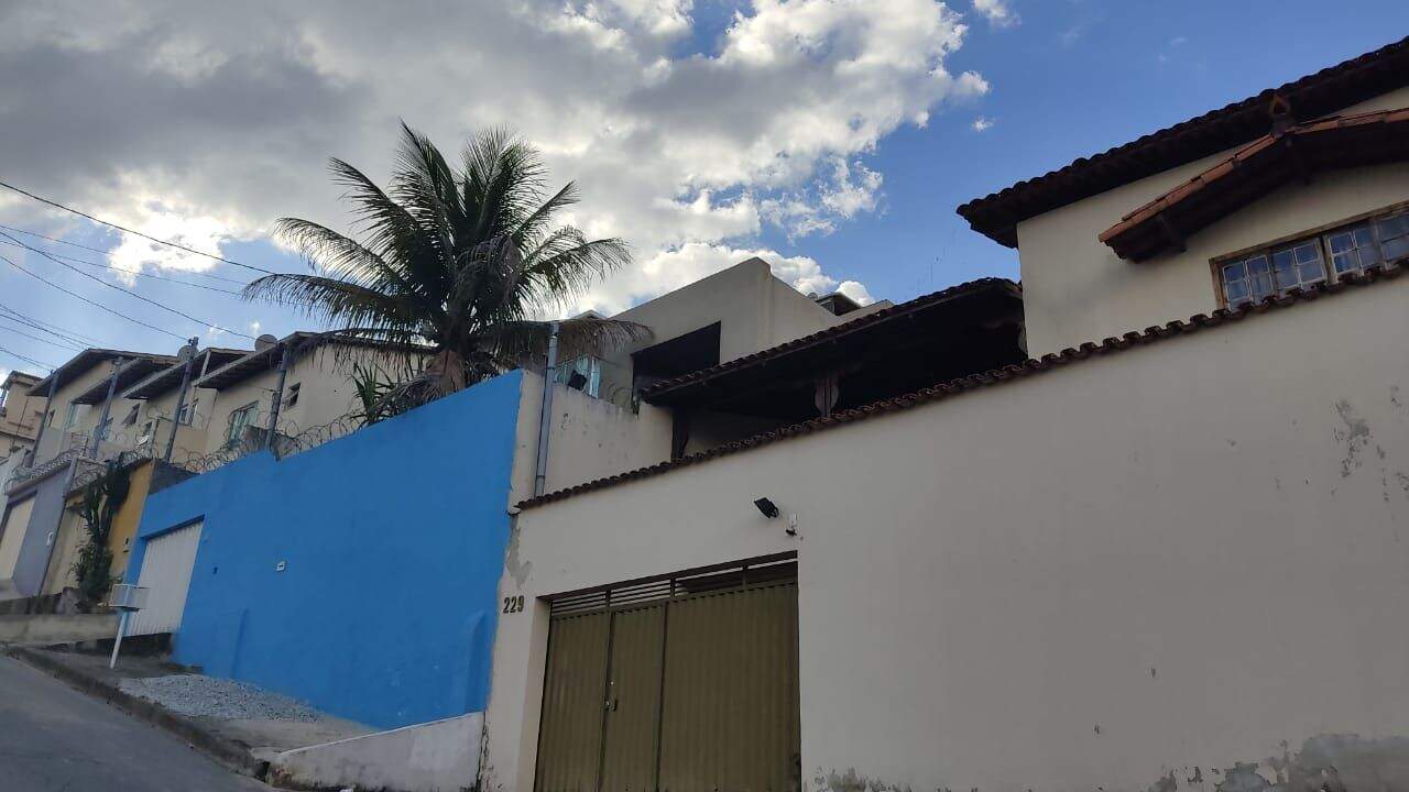 Casa à venda com 3 quartos, 360m² - Foto 1