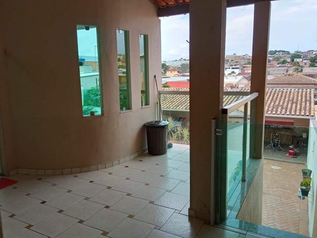 Casa à venda com 5 quartos, 260m² - Foto 1