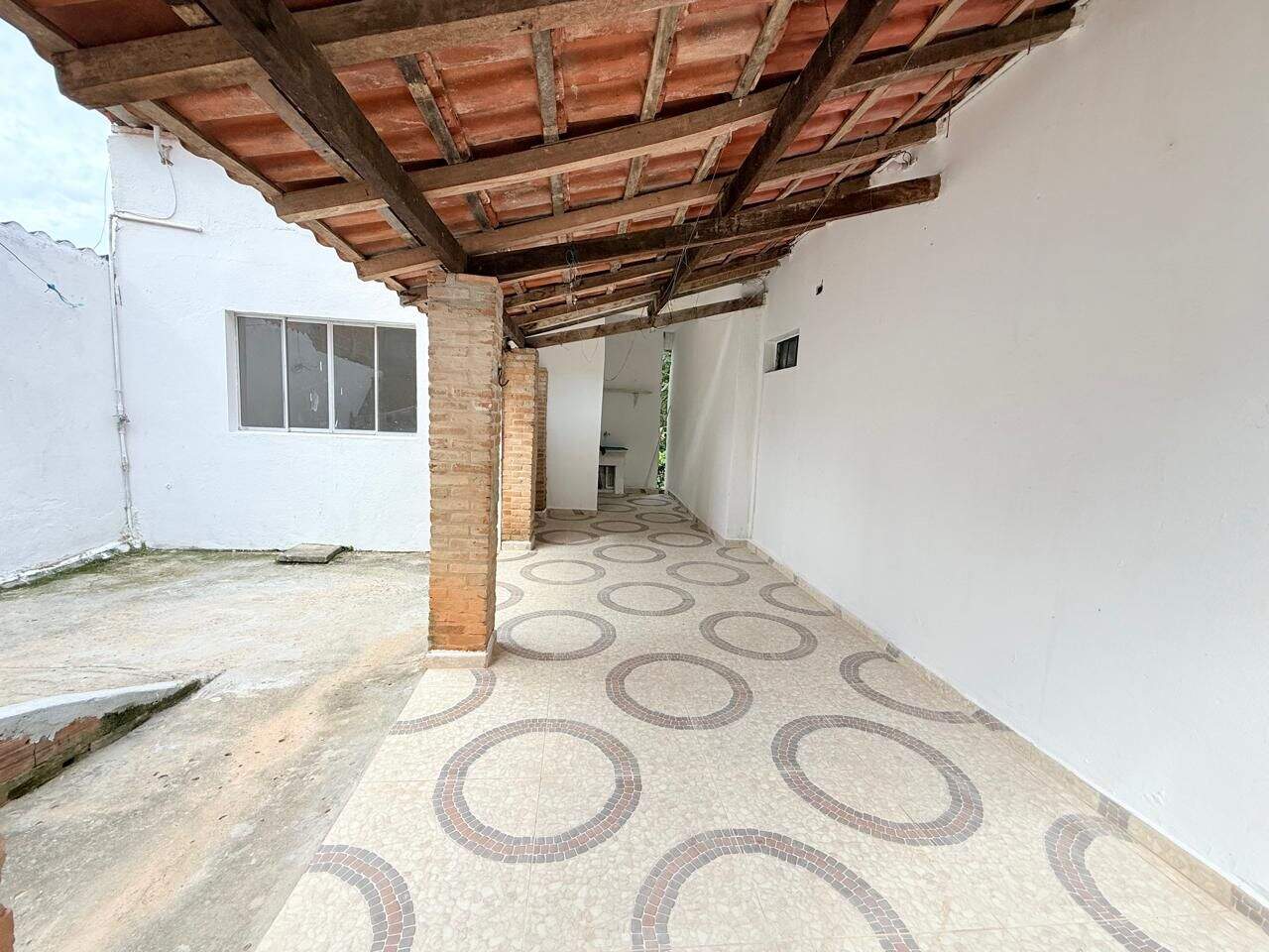 Casa para aluguel no Vale dos Eucaliptos: 