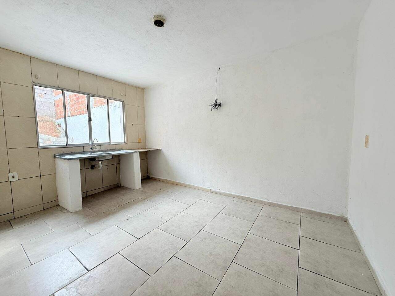 Casa para aluguel no Vale dos Eucaliptos: 
