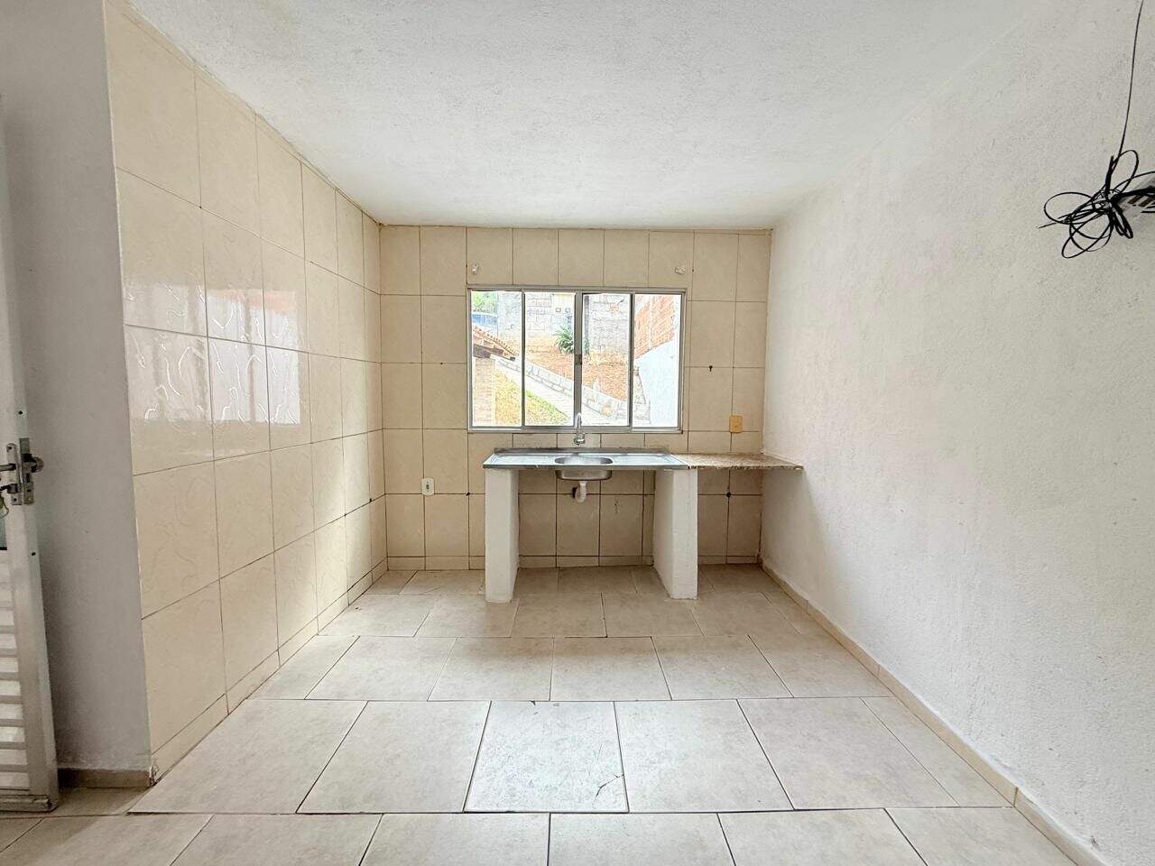 Casa para aluguel no Vale dos Eucaliptos: 