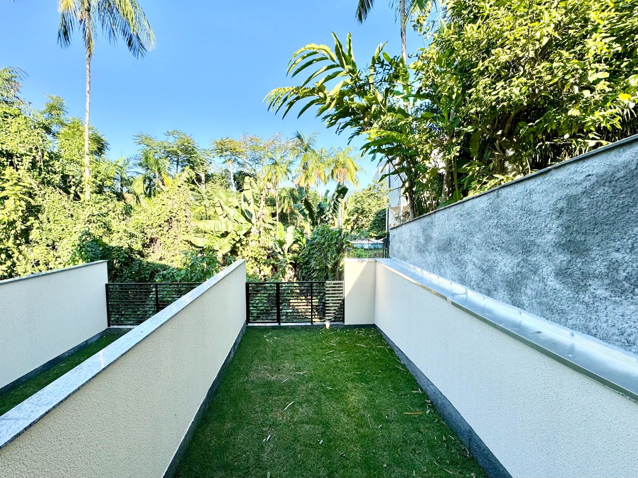 Sobrado Geminado à venda no Água Verde: 