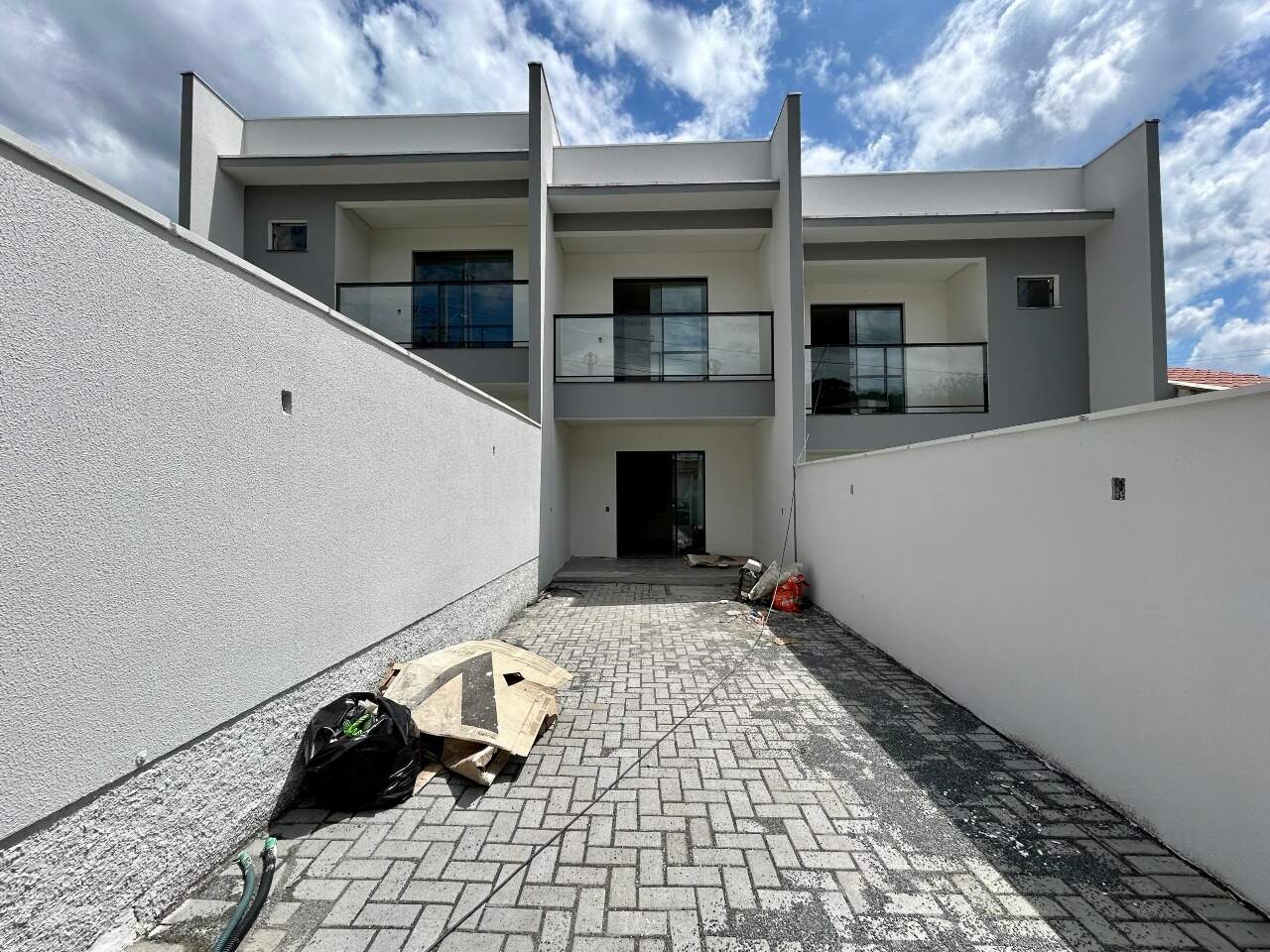 Sobrado Geminado à venda no Água Verde: 