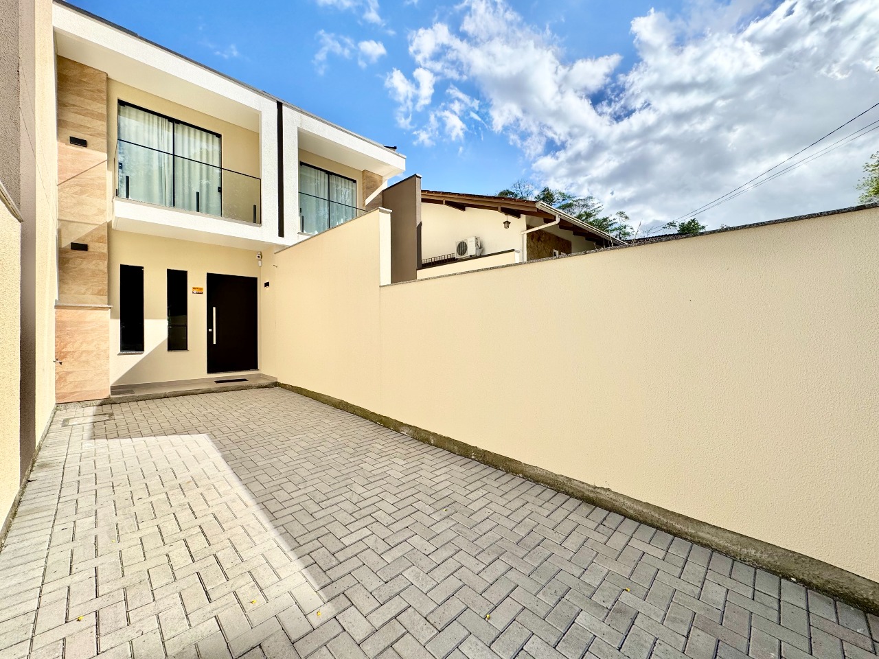 Sobrado Geminado à venda no Água Verde: 