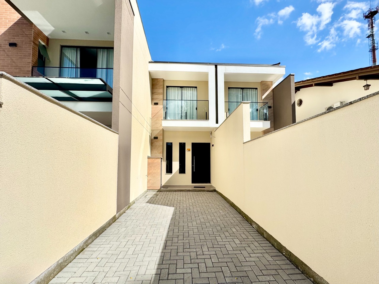 Sobrado Geminado à venda no Água Verde: 