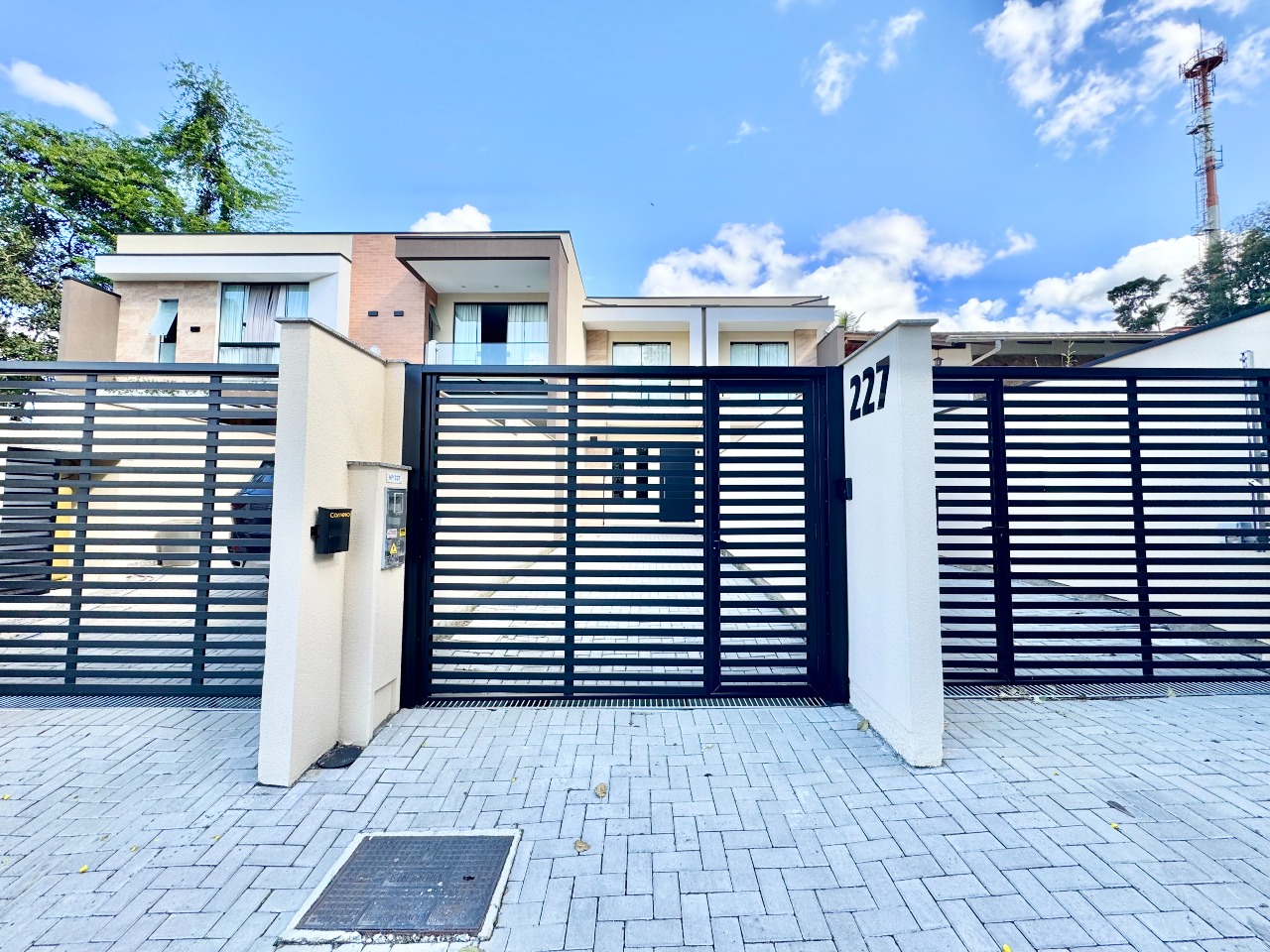 Sobrado Geminado à venda no Água Verde: 