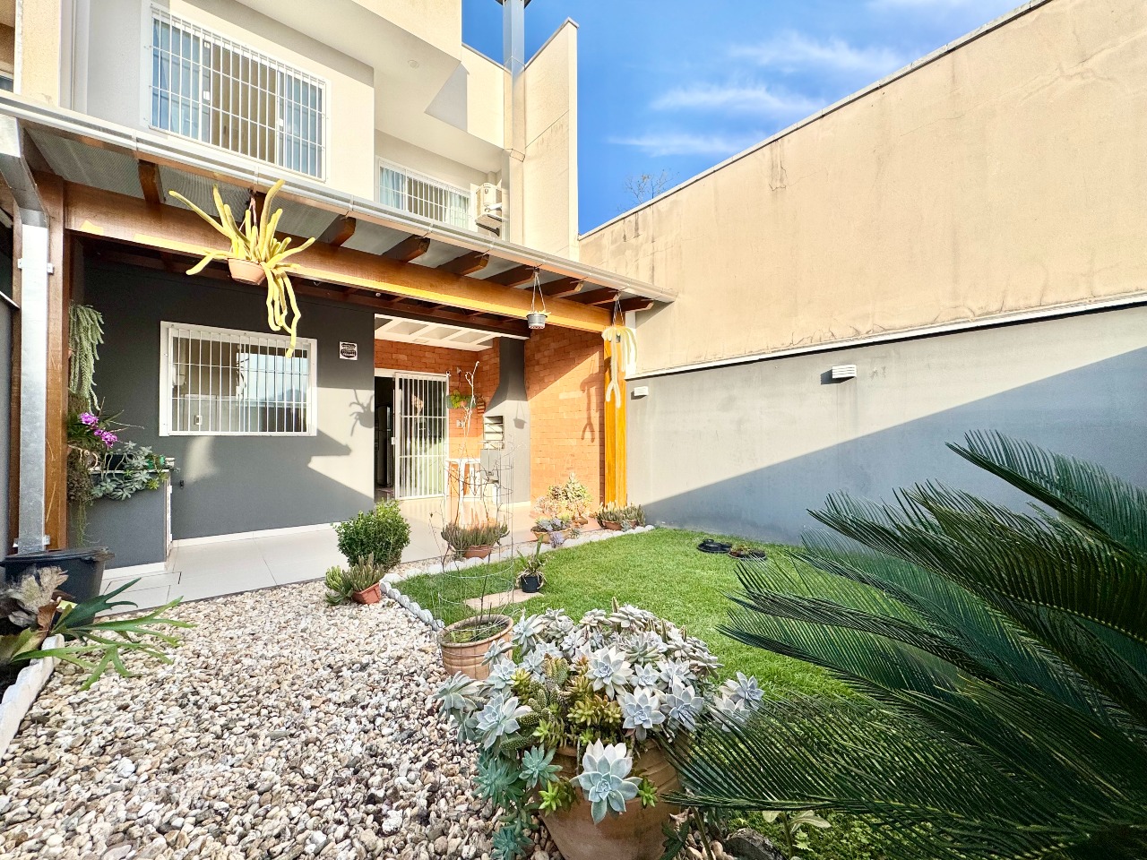 Sobrado com suíte e amplo espaço de terreno na Velha Central - foto 1