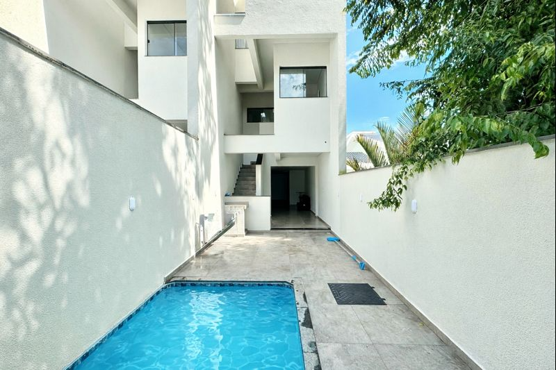 Sobrado Geminado à venda no Escola Agrícola: 