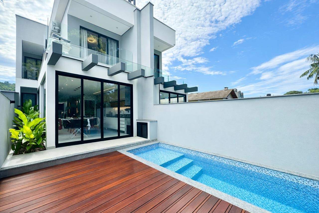 Sobrado Geminado à venda no Água Verde: 