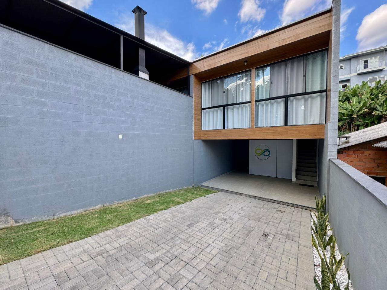 Sobrado Geminado à venda no Água Verde: 